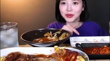 美女挑战年糕辣火鸡面蛋包饭加炸猪排饺子，巨口猛吞食用！