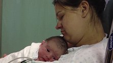 刚出生的宝宝躺在妈妈胸前，小表情仿佛在思考人生一样，太可爱了