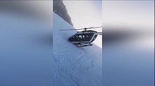 直升机45度“神悬停”靠在雪山上营救被困人员