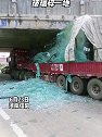 河南信阳：货车拉一车玻璃被卡桥下，玻璃碎一地