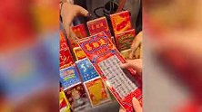 女子买刮刮乐刮出100万大奖！围观路人疯狂欢呼点赞：“哇塞”一片