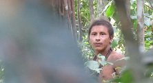 罕见！亚马逊雨林原始人与世隔绝 镜头前露出清晰正脸