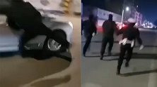 为躲避检查，安徽一司机疯狂闯卡撞坏警车、撞飞民警后逃逸