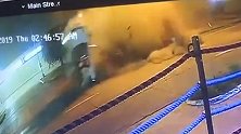 美国拳王跑车失控马路腾空翻数圈 当事人已送医治疗