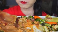 小姐姐今天的晚餐吃火鸡肉卷搭配红薯泥呀，看起来超级有食欲