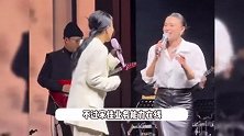 那英邀宋佳上台合唱偷偷升Key，对方唱到喘不过气，李现巩俐都被逗笑了