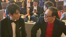 电视节闭幕式候场区，朱一龙倪大红二人现场热聊