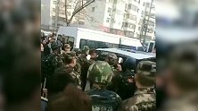 河南20岁男子劫持女人质：给我50万现金和一辆车，加满油！