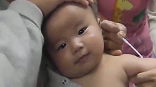 宝宝被按住要打针，懵懂无知乐呵呵，打针一刻笑容秒变哭相！