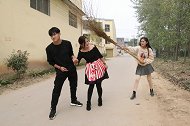 短剧；美女经理鞋子被村妇弄脏，对村妇百般刁难，这时董事长来了
