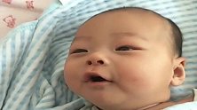 宝宝才两个多月，就着急和爸爸说话呢！