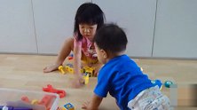 1岁女汉子为抢夺皮球 “勇战”2名一岁小男生