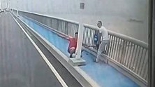 湖北武汉：男子跳桥被人死死拽住，公交司机带乘客一拥而上