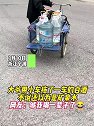 浙江宁波：大爷用小车拖了一车的白酒，不说还以为是矿泉水