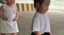 肉嘟嘟的男宝宝和女宝宝一起出去玩，接下来男宝宝做的事好萌！
