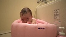 7月大宝宝非要自己洗澡，就看小娃的反应，太搞笑了吧