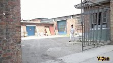 搞笑：老赖欠钱不还，美女上门要债不光还钱还倒搭金项链，真逗
