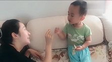相差二十岁的姐姐忽悠弟弟的零花钱，妈妈说姐姐是个臭无赖