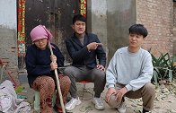短剧：不孝儿子抢走母亲看病钱，和朋友聚餐，邻居做法大快人心