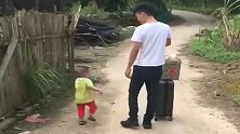 儿子哭着追了好一段路，如果不是为了生活，谁愿意这样分离