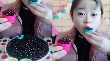 美女直播吃巧克力爆爆珠，一口下去超满足超过瘾，是我向往的生活