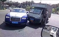 车主：自己撞上百万豪车，赔不起该如何处理？老司机教你一招