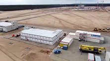 一眼望不到头的空地，准备建起特斯拉工厂，各种工程机械都在忙碌