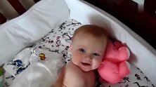妈妈一早来查房，小娃看见妈妈就喜滋滋的开始笑，小模样太可爱了