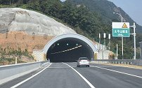 高速隧道不能超车，遇到前车“龟速”行驶咋办？交警支你几招！