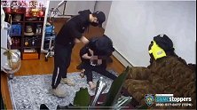 美国：两名歹徒尾随女子入室抢劫，警方公布视频希望提供线索