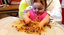小宝宝吃面犯困，一边睡眼朦胧一边还不忘往嘴里塞面条，太可爱了