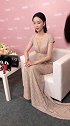 佟丽娅深V连衣裙，同色腰带勾勒腰线，裙摆拖地，非常有女神气