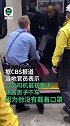 美国一男子不戴口罩乘公交拒绝下车 结果被警察从车上强行拖走
