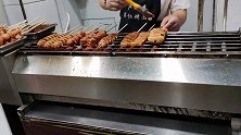 在太原理工大学附近发现一家烤面筋的小店，每天回头客很多
