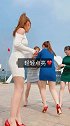 广场四朵金花穿高跟鞋跳舞，这衣服穿的越来越有品味了