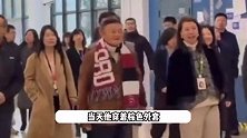 61岁马云带众高管参观云谷学校，穿1000块左右鞋子好低调，双手插兜随性又霸气