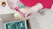 家庭版炸薯条教程，炸的时候上面要拍一层土豆淀粉，这样会更脆