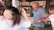 老顽童又开始恶搞孙女了，看完眼前一幕，眼泪差点笑出来