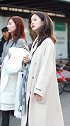时尚街拍偶遇两位漂亮姑娘，气质不错嘛