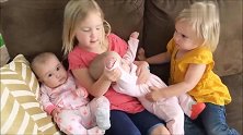 姐妹两抢抱双胞胎，被抢的小宝宝一脸无辜：我是招谁惹谁了