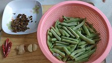 四季豆配上配上芽菜炒，即增香又下饭，简单易学不是大厨也能做。