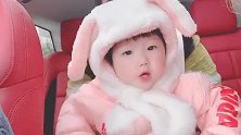 妈妈看自己的宝宝，越看越可爱，还不禁夸是因为是自己生的！