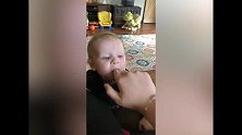 宝宝吃东西的样子太可爱了，重心不稳的宝宝，要小心点！