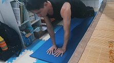 挑战钻石俯卧撑，能顺利做完15个标准的，基本都有锻炼