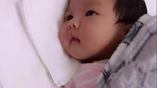 小宝宝刚吃完奶就躺在床上，嘴里突然吐出奶，都怪妈妈没有拍嗝