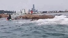 山东青岛：风景太美！小情侣第一次看海遇涨潮被困礁石