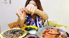 妹子吃美味大虾，肉多酱汁也多，吃起来应该很香