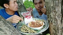 大叔用腌鱼做酱料，爬上树搭配豆子吃，农村的美食就是不一样