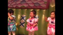 小男娃混入女娃娃堆里表演，全程捂脸，这下我脸丢大了