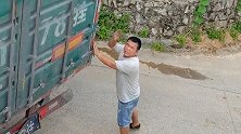 湖南郴州：大货车走错路误蹭民房 女屋主直呼：没关系！